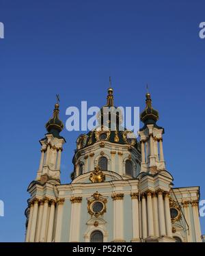 L'Ucraina. Kiev. Sant'Andrea Chiesa. Il barocco. Costruito nel 1747-1754. Progettato da Imperial Russian architetto Bartolomeo Rastrelli (1700-1771). Foto Stock