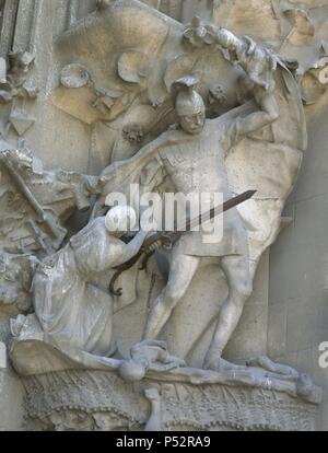 ARTE S. XIX. MODERNISMO. Gaudì Antoni (Reus, 1852-Barcelona, 1926). 'LA MATANZA DE LOS INOCENTES'. Esculturas que se encuentran en el PORTAL DEL NACIMIENTO (1901) del Templo Expiatorio de la Sagrada Familia (1883). Realizado en piedra. Barcellona. Cataluña. Foto Stock