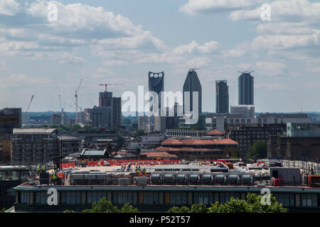 L'edificio Strata (noto anche come il rasoio elettrico o un rasoio Edificio) con i nuovi sviluppi in corso di costruire intorno ad esso nello skyline di Londra Foto Stock