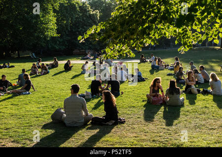 Una serata di sole in una calda giornata estiva in St James Park in giugno Foto Stock