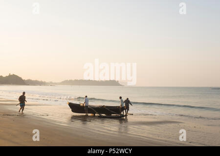 Barca da pesca all'alba, Patnem, Goa, India Foto Stock