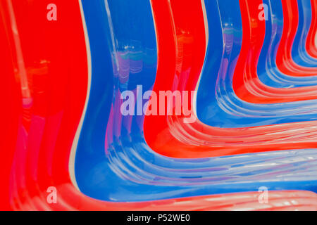 Vuoto sedi luminoso in stadio per squadre di calcio Foto Stock