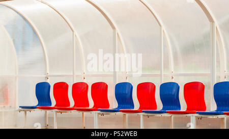 Vuoto sedi luminoso in stadio per squadre di calcio Foto Stock