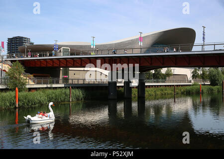 Persone giro su una barca in Queen Elizabeth Olympic Park nella zona est di Londra, durante il previsto tempo caldo. Premere l'associazione. Picture Data: Domenica 24 Giugno, 2018. Foto di credito dovrebbe leggere: Isabel Infantes/PA FILO Foto Stock