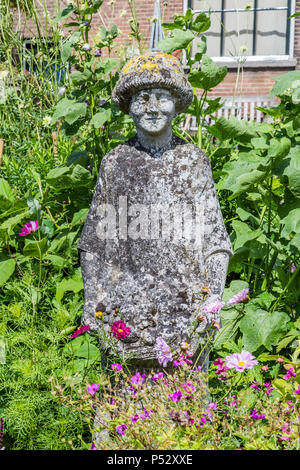 Statua di una donna in giardino Foto Stock