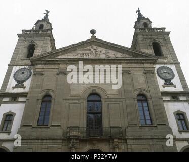 ARTE SIGLO XVIII. ESPAÑA. UNIVERSIDAD DE CERVERA. Edificio rettangolare di que se distribuye en torno un dos patios interiores, con la capilla o paraninfo en su centro. Fue erigido entre 1718-1740, según planos de Francesc MONTAGUT, modificados posteriormente por otros arquitectos. Vista de la FACHADA DEL PARANINFO. Provincia de Lleida. Cataluña. Foto Stock