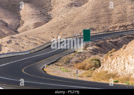 Campagna, autostrade passando attraverso il deserto Foto Stock