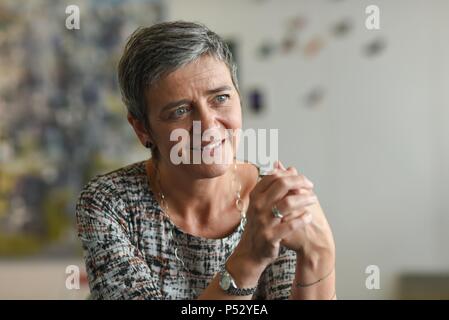 3 giugno 2016 - Bruxelles, Belgio: Ritratto di Margrethe Vestager, l'attuale Unione europea Il commissario per la concorrenza. Portrait de Margrethe Vestager, commissaire europeenne a la Concurrence dans son bureau a Bruxelles. Elle en charge notamment des dossiers chauds sur les abus de la posizione dominante de Google ou la regolamentazione fiscale des geants americains de l'internet. Foto Stock