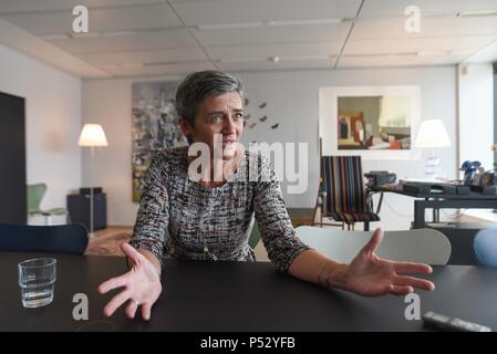 3 giugno 2016 - Bruxelles, Belgio: Ritratto di Margrethe Vestager, l'attuale Unione europea Il commissario per la concorrenza. Portrait de Margrethe Vestager, commissaire europeenne a la Concurrence dans son bureau a Bruxelles. Elle en charge notamment des dossiers chauds sur les abus de la posizione dominante de Google ou la regolamentazione fiscale des geants americains de l'internet. Foto Stock