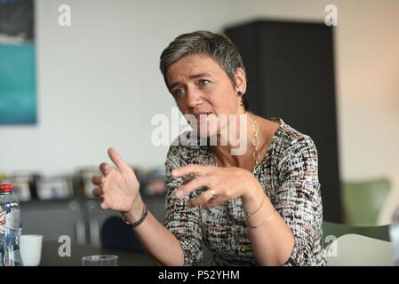 3 giugno 2016 - Bruxelles, Belgio: Ritratto di Margrethe Vestager, l'attuale Unione europea Il commissario per la concorrenza. Portrait de Margrethe Vestager, commissaire europeenne a la Concurrence dans son bureau a Bruxelles. Elle en charge notamment des dossiers chauds sur les abus de la posizione dominante de Google ou la regolamentazione fiscale des geants americains de l'internet. Foto Stock