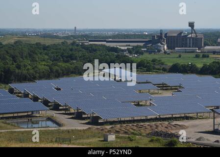 Giugno 29, 2015 - Ungersheim, Francia: vista generale della centrale solare di Ungersheim. Questo piccolo villaggio alsaziano, (popolazione: 2000) è noto come il paese più verde in Francia a causa dei suoi vari ambiente iniziative: la costruzione di una centrale solare, uso di comunale di terreni agricoli per promuovere e valorizzare la bio cibo, trasporto di cavalli per i bambini delle scuole di pesticidi negli spazi verdi, eco-alloggio, riscaldamento a legna, ecc. Ungersheim è parte della rete di transizione, un'associazione internazionale per la promozione di misure a favore di adattamento ai cambiamenti climatici, specialmente energica e au alimentare Foto Stock