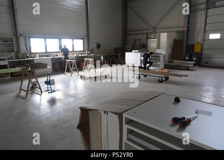 Giugno 29, 2015 - Ungersheim, Francia: View all'interno di un magazzino di Ungersheim solar power plant. Questo piccolo villaggio alsaziano, (popolazione: 2000) è noto come il paese più verde in Francia a causa dei suoi vari ambiente iniziative: la costruzione di una centrale solare, uso di comunale di terreni agricoli per promuovere e valorizzare la bio cibo, trasporto di cavalli per i bambini delle scuole di pesticidi negli spazi verdi, eco-alloggio, riscaldamento a legna, ecc. Ungersheim è parte della rete di transizione, un'associazione internazionale per la promozione di misure a favore di adattamento ai cambiamenti climatici, specialmente energica Foto Stock