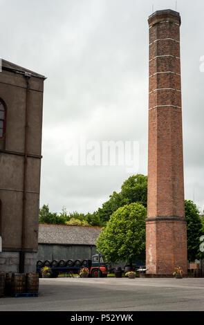 Il camino della distilleria di Midleton e il percorso del tour Jameson Experience nel cortile della distilleria di whiskey Old Jameson a Midleton, County Cork, Irlanda Foto Stock