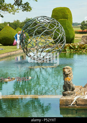 Revolving funzione acqua con piccoli getti di acqua provenienti da tutta la struttura, Burton Agnese Hall, East Riding of Yorkshire, Regno Unito, GB. Foto Stock