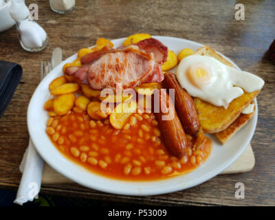 Una colazione inglese completa composta da bacon, uova, salsicce, pane tostato e fagioli. Foto Stock