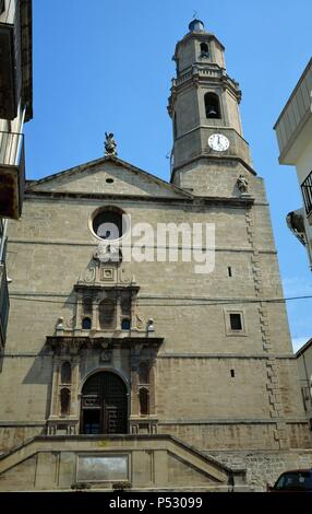 ARTE S. XVIII. ESPAÑA. La Iglesia de Santa Maria. Vista generale de la fachada del templo, construido en estilo neoclásico duranti la segunda mitad del s. XVIII. LES Borges Blanques. Provincia de Lleida. Comarca de les Garrigues. Cataluña. Foto Stock