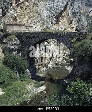 Spagna. La Rioja. Arnedillo. Ponte sul fiume Cidacos. Il XVII secolo. Foto Stock