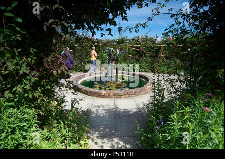 Scultura d'acqua in un laghetto di gigli a Burton Agnese Hall, East Yorkshire, Inghilterra, Regno Unito GB Foto Stock