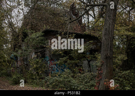 Berlino, Germania, le rovine di una casa della pompa sul Rummelsburger bay Foto Stock