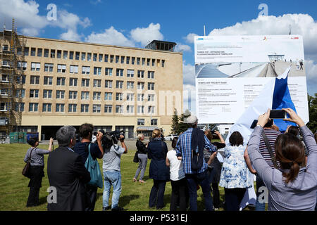 Berlino, Germania - Inaugurazione del pannello informazioni sul progetto di costruzione apertura dell aeroporto di Tempelhof - Torre THF Foto Stock