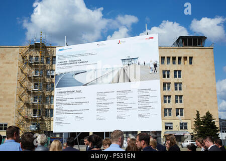 Berlino, Germania - Presentazione del pannello informazioni sul progetto di costruzione apertura dell aeroporto di Tempelhof - Torre THF Foto Stock