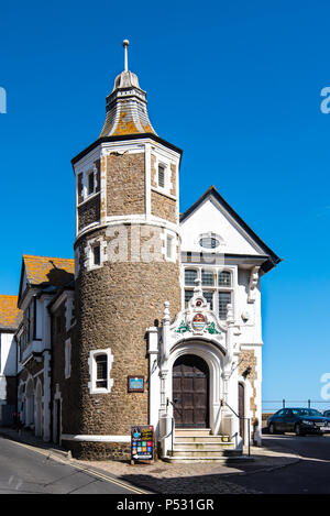 LYME REGIS, DORSET, Regno Unito, 14giu2018: la Guildhall a Lyme può essere fatta risalire a thge Stuart periodo sebbene il corpo principale è stato costruito nel 1887. Foto Stock