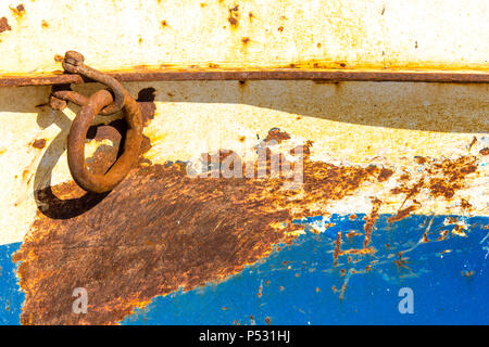 La sezione di acciaio arrugginito scafo di un vanto. Potrebbe essere utilizzata come sfondo per la parte marittima del tema nautico. Foto Stock