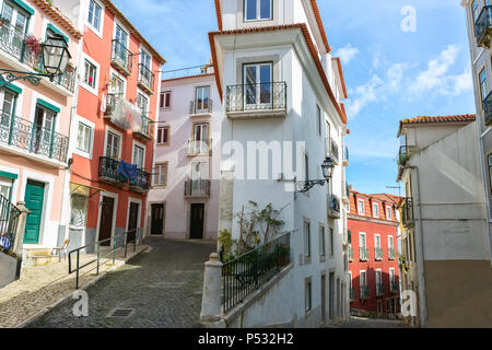 Avvolgimento stretto street in Alfama, Lisbona, Portogallo. Foto Stock