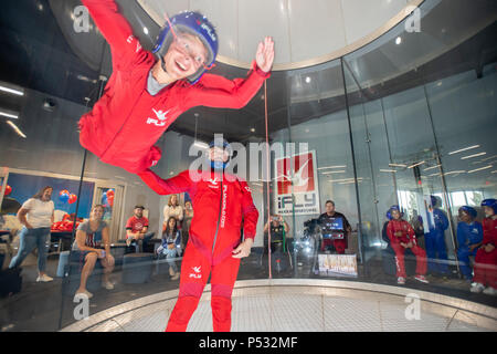 IFly galleria del vento indoor skydiving dando al partecipante la sensazione di caduta libera leggero raffigurato un istruttore e bambino Foto Stock