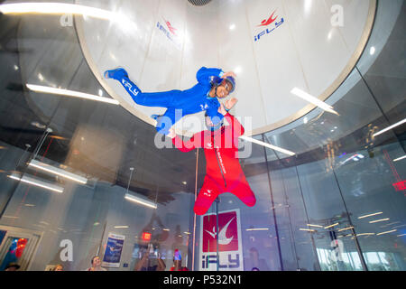 IFly galleria del vento indoor skydiving dando al partecipante la sensazione di caduta libera leggero raffigurato un istruttore e bambino Foto Stock