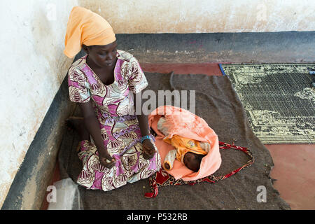 Kakuma, Kenya - la madre e il bambino nel materno nascita ward della Johanniter aiuti stranieri nel campo di rifugiati di Kakuma. Foto Stock