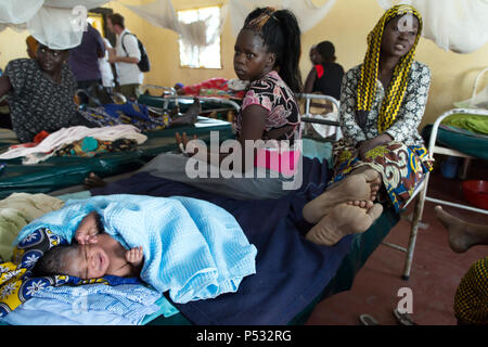 Kakuma, Kenya - la madre e il bambino nel materno nascita ward della Johanniter aiuti stranieri nel campo di rifugiati di Kakuma. Foto Stock