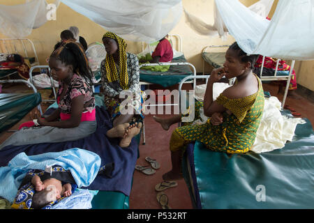 Kakuma, Kenya - la madre e il bambino nel materno nascita ward della Johanniter aiuti stranieri nel campo di rifugiati di Kakuma. Foto Stock