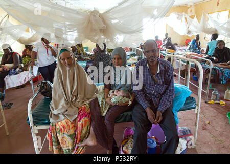 Kakuma, Kenya - la madre e il bambino nel materno nascita ward della Johanniter aiuti stranieri nel campo di rifugiati di Kakuma. Foto Stock