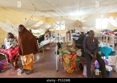 Kakuma, Kenya - la madre e il bambino nel materno nascita ward della Johanniter aiuti stranieri nel campo di rifugiati di Kakuma. Foto Stock