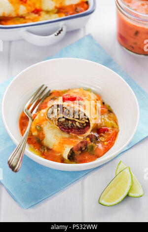 Carni bovine enchiladas con salsa di pomodoro e formaggio Foto Stock