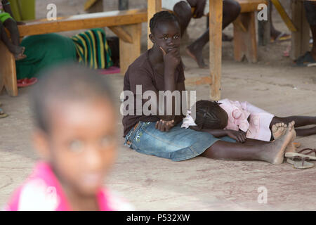 Kakuma, Kenya - la madre e il bambino attendere nell'area paziente della   materna di reparto di maternità della Johanniter aiuti stranieri nel campo per rifugiati di Kakuma. Foto Stock