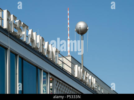 Dettaglio del Cafe Moskau con la torre della TV e di una memoria DDR-Plattenbau nel Karl-Marx-Allee Foto Stock