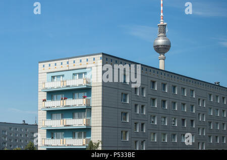 Edifici residenziali in centro città a est di Berlino Foto Stock