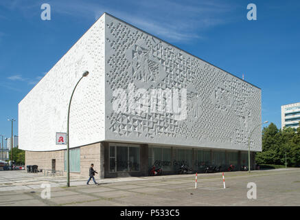 La scultura rilievo sulla facciata esterna di Kino International in Berlin-Mitte Foto Stock