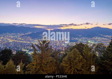 Vista panoramica della città di Medellin di notte da Las Palmas Foto Stock