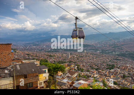 Vista panoramica della città di Medellin in Colombia e il cavo della metropolitana da Santo Domingo Foto Stock