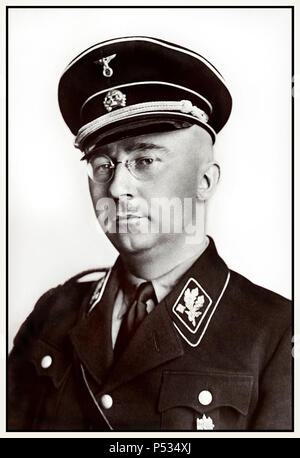 1940 WW2 Heinrich Himmler ritratto formale nelle Waffen SS uniforme nazionale tedesca politico socialista nazista comandante militare di polizia segreta. Himmler era uno degli uomini più potenti nella Germania nazista e una delle persone più direttamente responsabili per l'olocausto. Agevolato il genocidio in tutta Europa e l'Oriente. Suicida nel 1945 dopo essere stato catturato in fuga sotto un'altra identità. Foto Stock