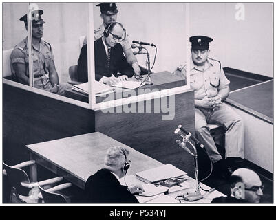 1961 Convenuto Adolf Eichmann guerra nazista penale tedesco in cabina di vetro rinforzato, prende appunti durante il suo processo a Gerusalemme. Egli era incaricato di trasportare milioni di ebrei europei ai campi di sterminio. La cabina di vetro in cui Eichmann sedeva fu eretta per proteggerlo dall'assassinio. È stato giudicato colpevole e la condanna a morte è stata approvata e debitamente eseguita Foto Stock