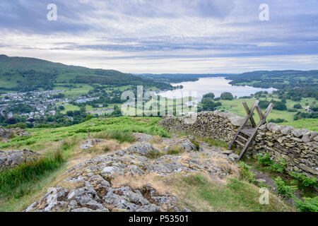 Visualizzazione classica del Lago di Windermere da Loughrigg Fell, Ambleside, Lake District, Cumbria, Inghilterra Foto Stock