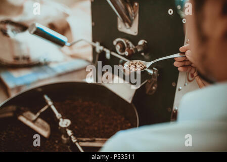 Professional la tostatura del caffè e il test con la mano in Colombia Foto Stock