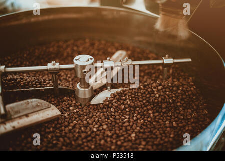 Professional la tostatura del caffè e il test con la mano in Colombia Foto Stock