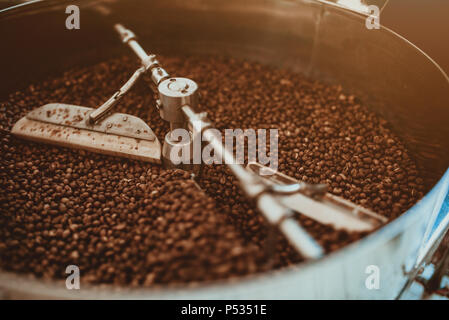 Professional la tostatura del caffè e il test con la mano in Colombia Foto Stock