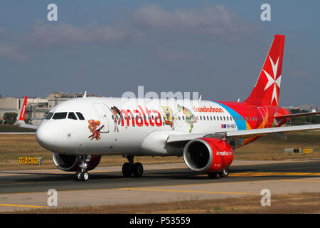 Air Malta Airbus A320neo jet del passeggero aereo in rullaggio per la partenza. Gambale anteriore visualizza sottolineando la ingrandita gondole motore di Neo. Foto Stock
