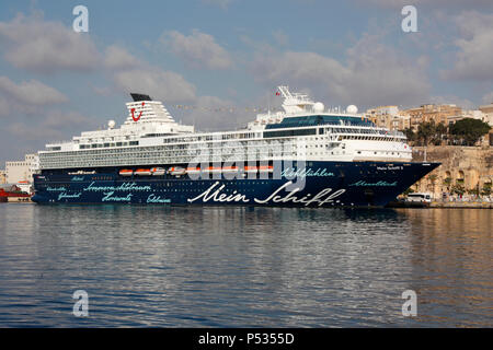 La TUI Cruises nave da crociera Mein Schiff 2 in Malta il Grand Harbour. Viaggi e turismo nel Mar Mediterraneo. Foto Stock